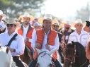 Samuel García y Pablo Lemus participaron en una cabalgata antes de llegar al lienzo charro. ESPECIAL