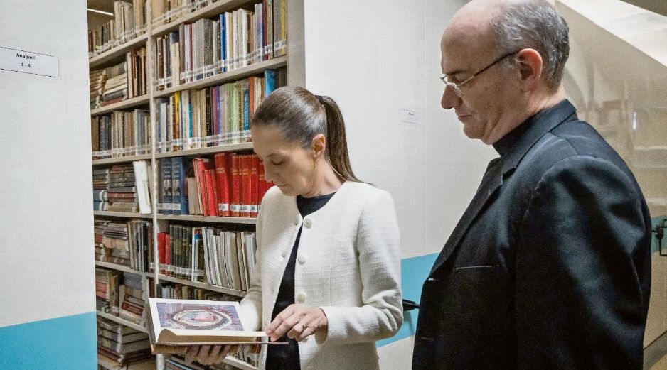 Claudia Sheinbaum en compañía del rector de la Basílica de Guadalupe, Efraín Hernández Díaz, en la biblioteca “Lorenzo Boturini”. ESPECIAL